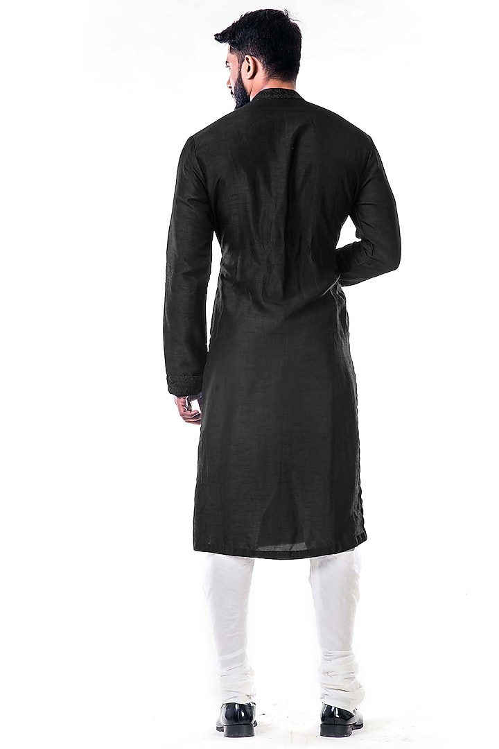 Black Aari Embroidered Kurta Set by Smriti By Anju Agarwal Men at Pernia's Pop Up Shop