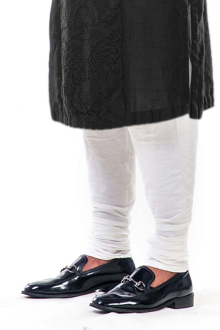 Black Aari Embroidered Kurta Set by Smriti By Anju Agarwal Men at Pernia's Pop Up Shop