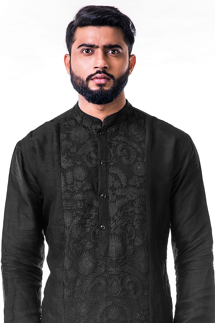 Black Aari Embroidered Kurta Set by Smriti By Anju Agarwal Men at Pernia's Pop Up Shop