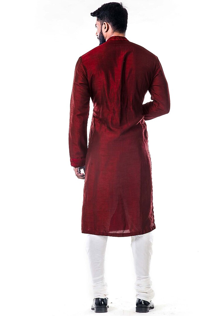 Maroon Aari Embroidered Kurta Set by Smriti By Anju Agarwal Men at Pernia's Pop Up Shop