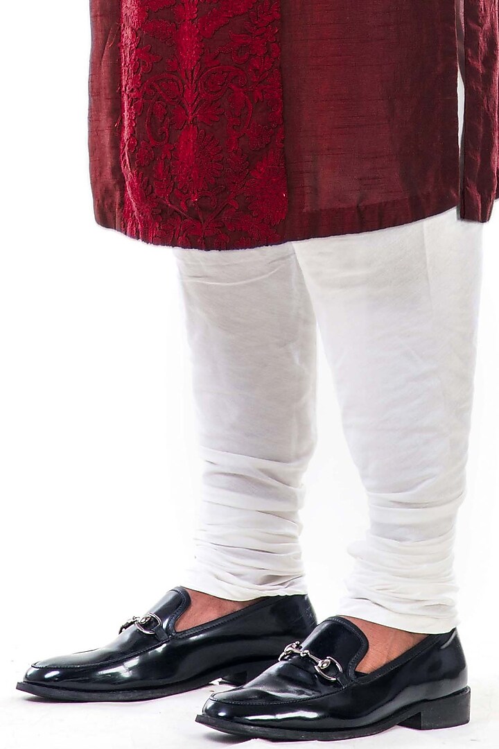 Maroon Aari Embroidered Kurta Set by Smriti By Anju Agarwal Men at Pernia's Pop Up Shop