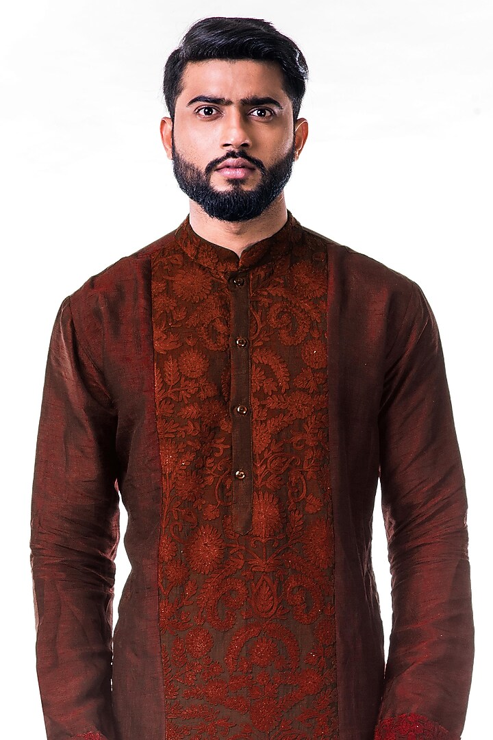 Maroon Aari Embroidered Kurta Set by Smriti By Anju Agarwal Men at Pernia's Pop Up Shop