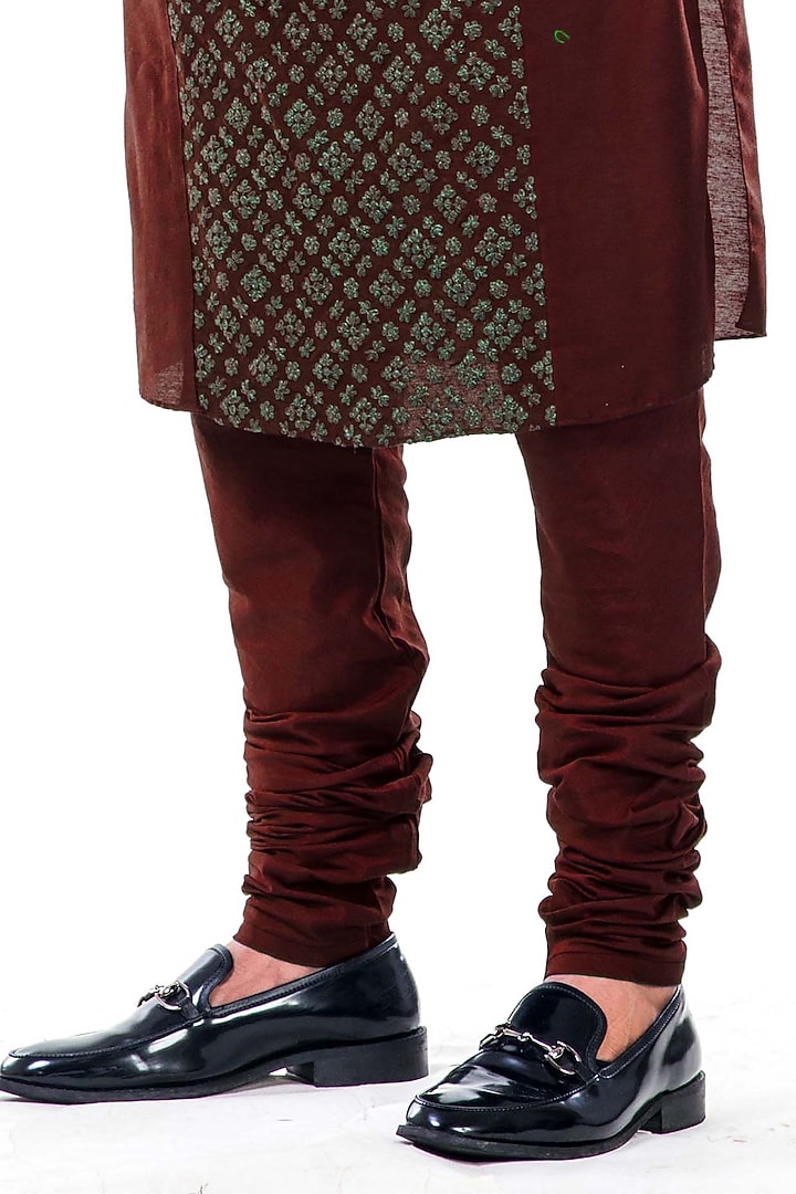 Maroon Kasab Embroidered Kurta Set by Smriti By Anju Agarwal Men at Pernia's Pop Up Shop