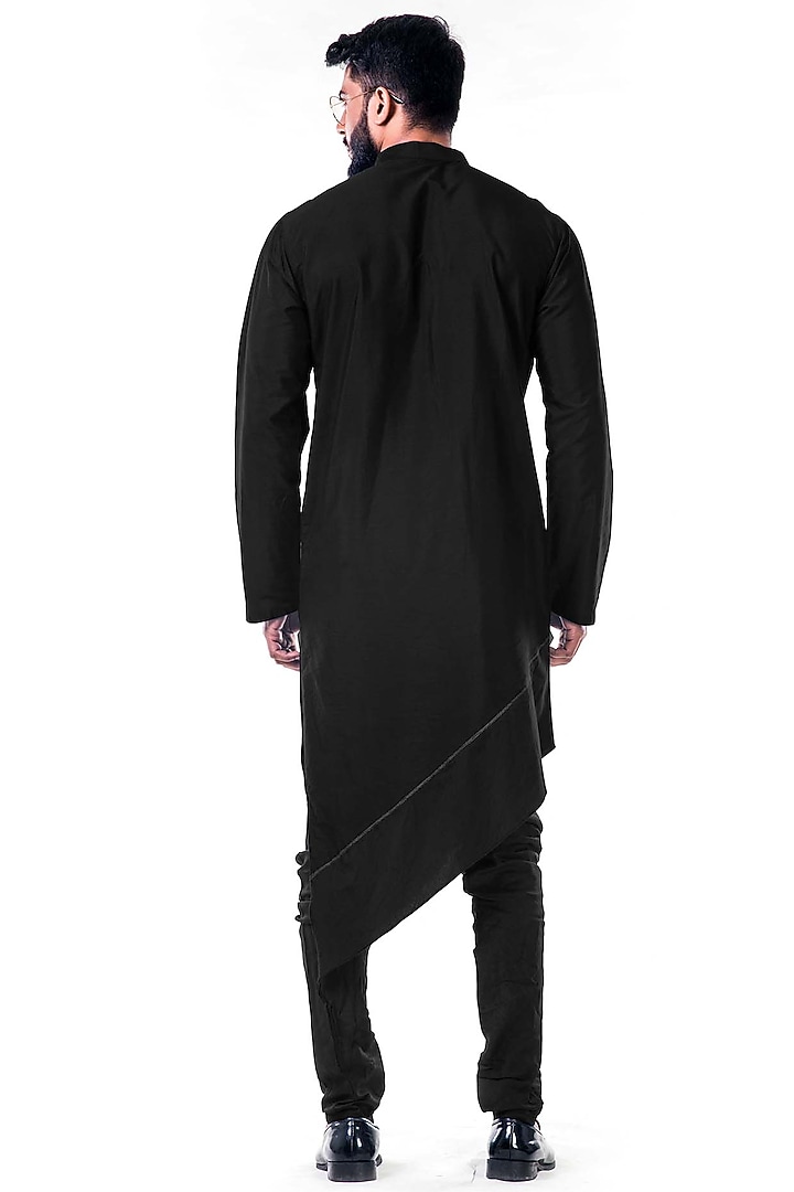 Black Embroidered Asymmetrical Kurta Set by Smriti By Anju Agarwal Men at Pernia's Pop Up Shop