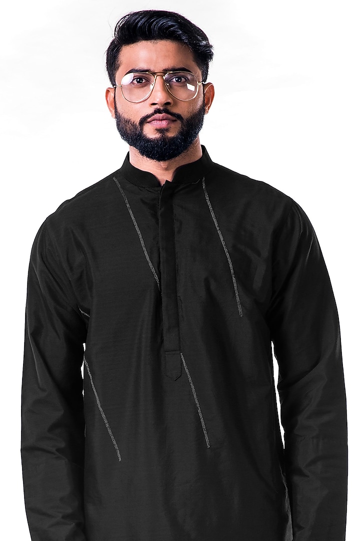 Black Embroidered Asymmetrical Kurta Set by Smriti By Anju Agarwal Men at Pernia's Pop Up Shop