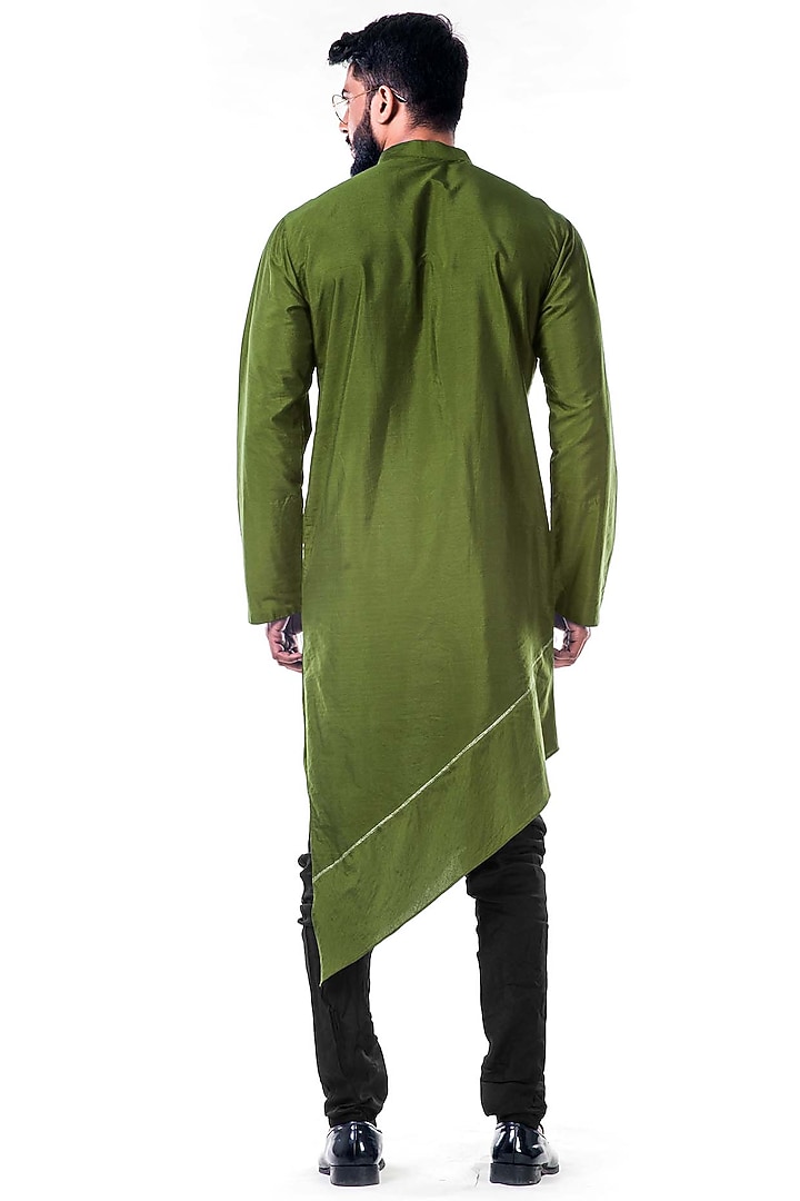 Green Cotton Silk Kasab Embroidered Asymmetrical Kurta Set by Smriti By Anju Agarwal Men at Pernia's Pop Up Shop