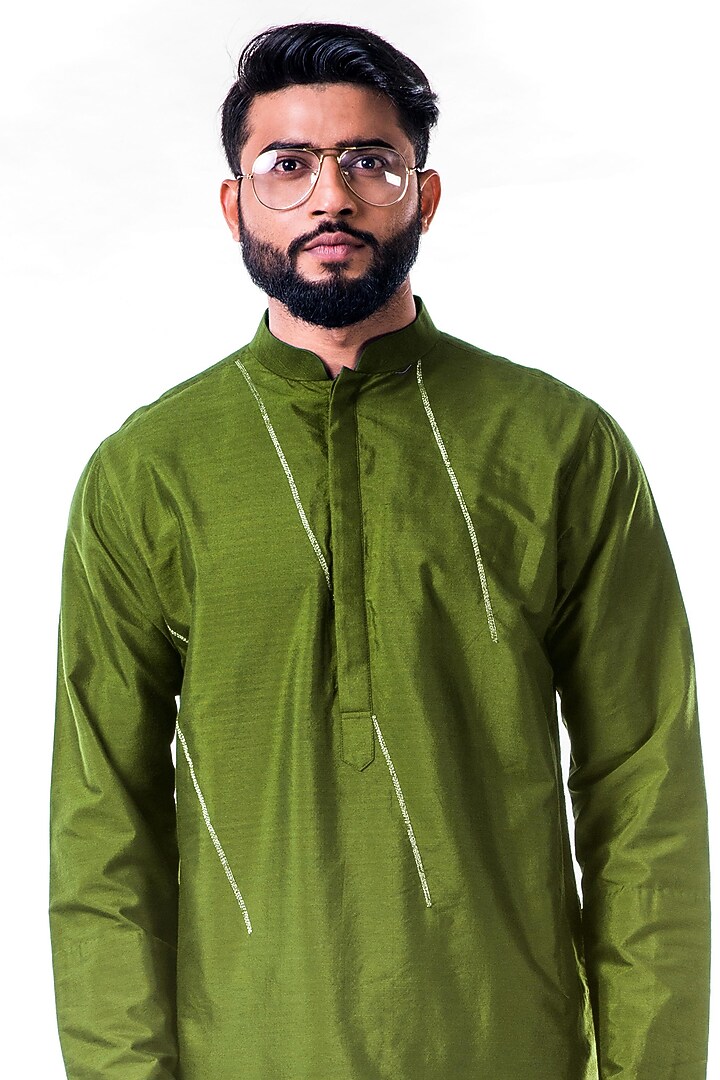 Green Cotton Silk Kasab Embroidered Asymmetrical Kurta Set by Smriti By Anju Agarwal Men at Pernia's Pop Up Shop