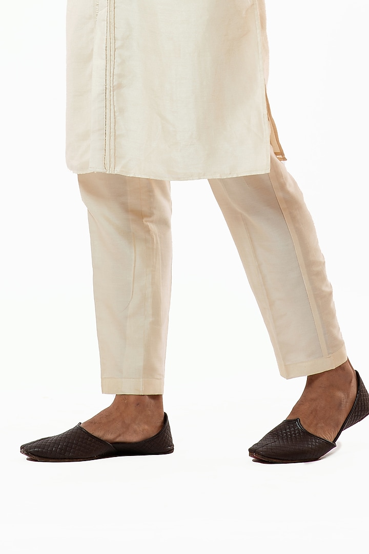 Ivory Hand Embroidered Kurta Set by Smriti By Anju Agarwal Men at Pernia's Pop Up Shop