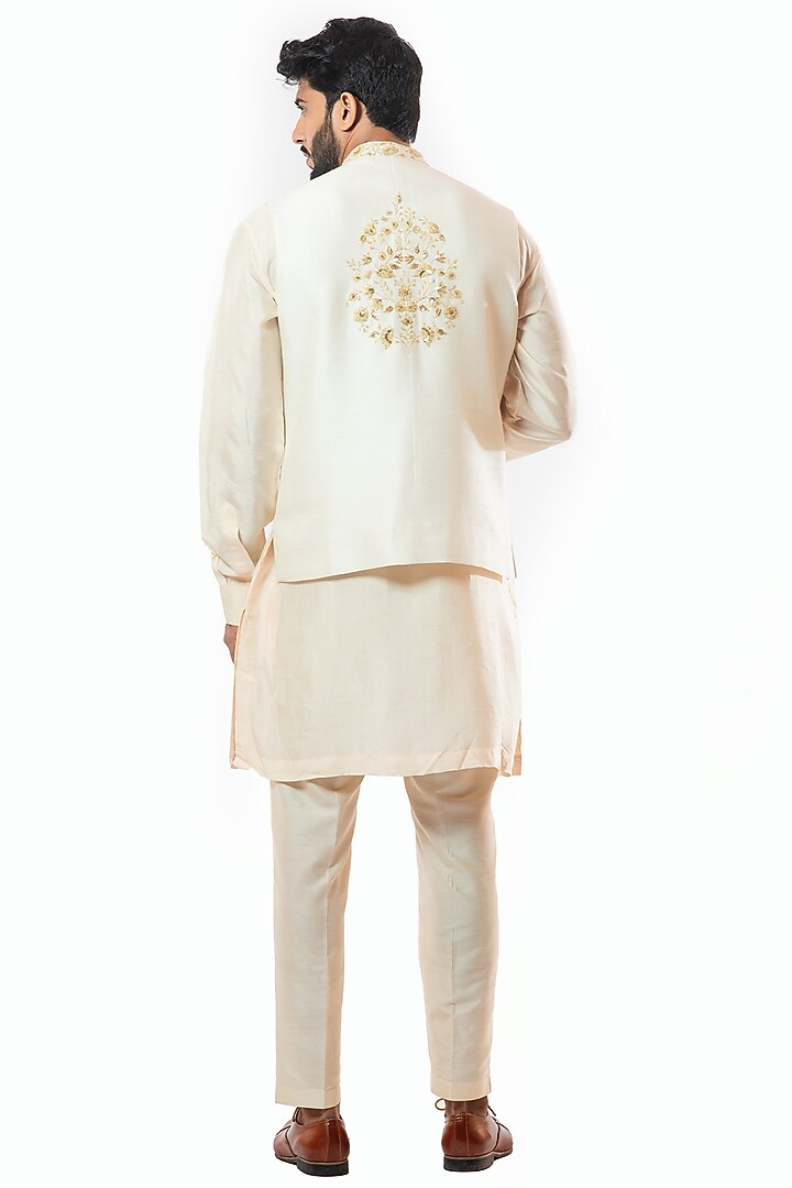 Cream Raw Silk Hand Embroidered Bundi Jacket Set by Smriti By Anju Agarwal Men at Pernia's Pop Up Shop