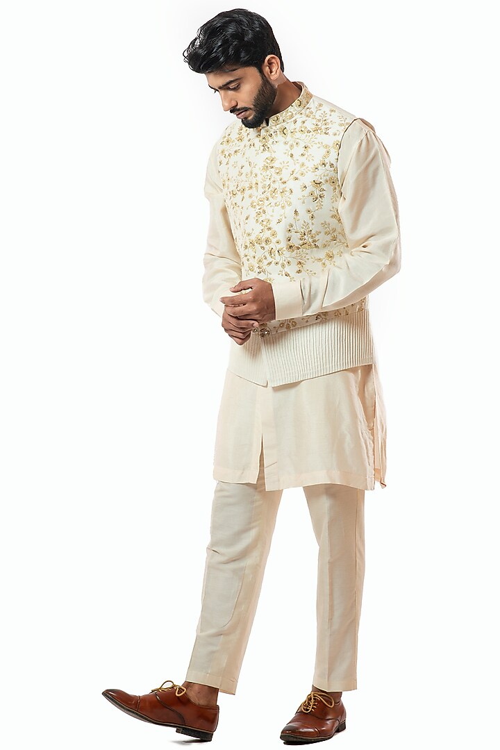 Cream Raw Silk Hand Embroidered Bundi Jacket Set by Smriti By Anju Agarwal Men at Pernia's Pop Up Shop