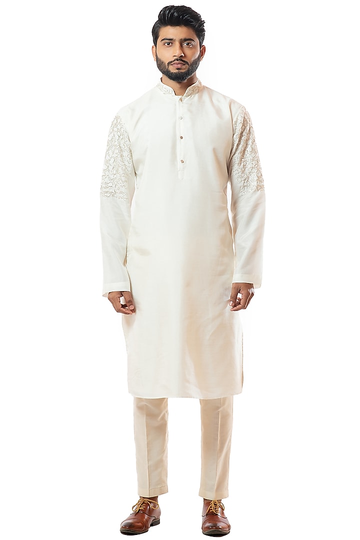 Ivory Embroidered Kurta Set by Smriti By Anju Agarwal Men at Pernia's Pop Up Shop