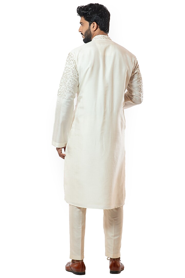 Ivory Embroidered Kurta Set by Smriti By Anju Agarwal Men at Pernia's Pop Up Shop
