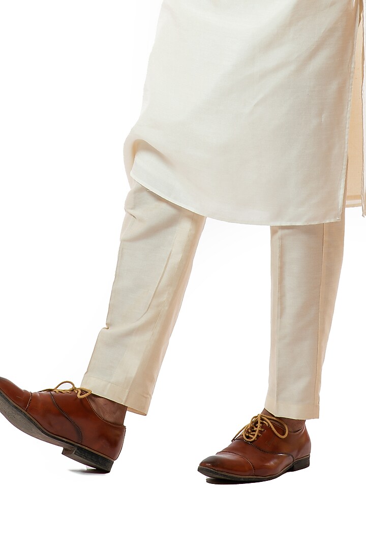 Ivory Embroidered Kurta Set by Smriti By Anju Agarwal Men at Pernia's Pop Up Shop