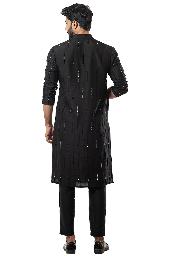 Black Pintucked Embellished Kurta Set by Smriti By Anju Agarwal Men at Pernia's Pop Up Shop