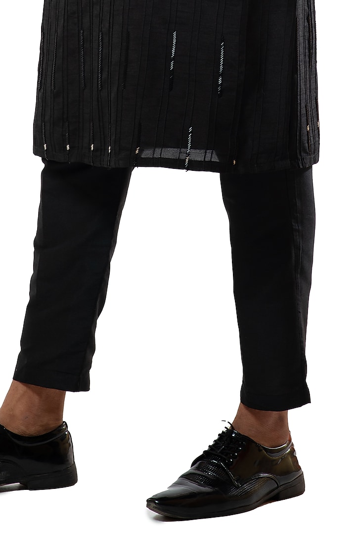Black Pintucked Embellished Kurta Set by Smriti By Anju Agarwal Men at Pernia's Pop Up Shop