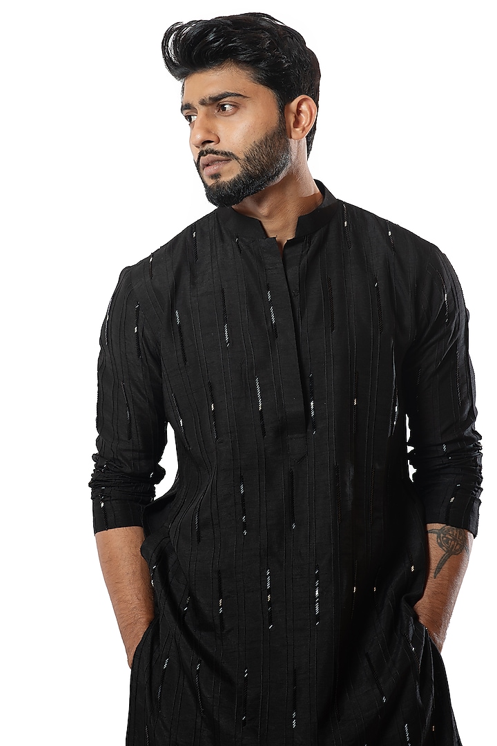 Black Pintucked Embellished Kurta Set by Smriti By Anju Agarwal Men at Pernia's Pop Up Shop
