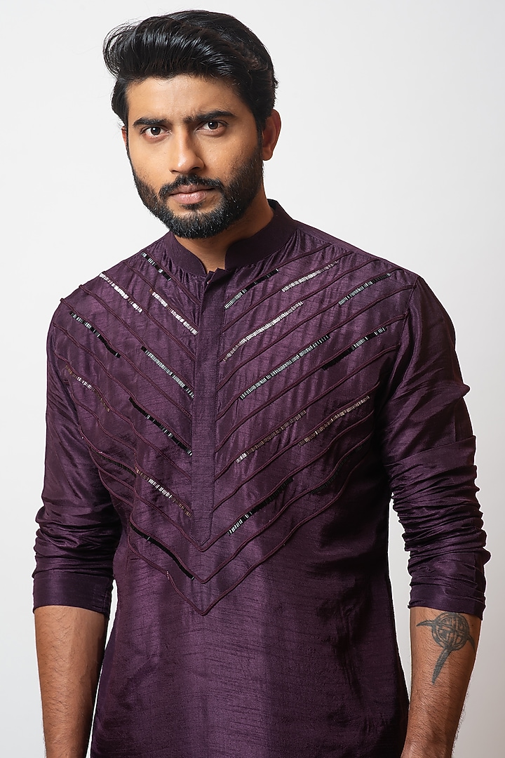 Plum Embellished Kurta Set by Smriti by Anju Agarwal Men at Pernia's Pop Up Shop