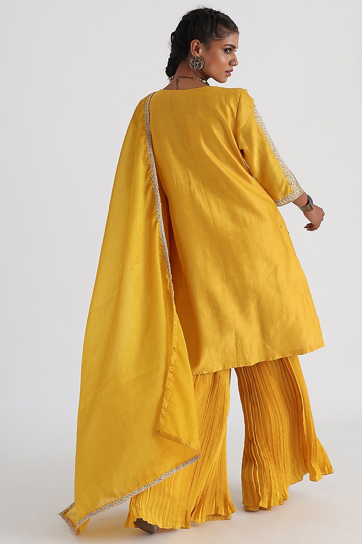 Yellow Chanderi Embroidered Kurta Set by Smriti by Anju Agarwal at Pernia's Pop Up Shop