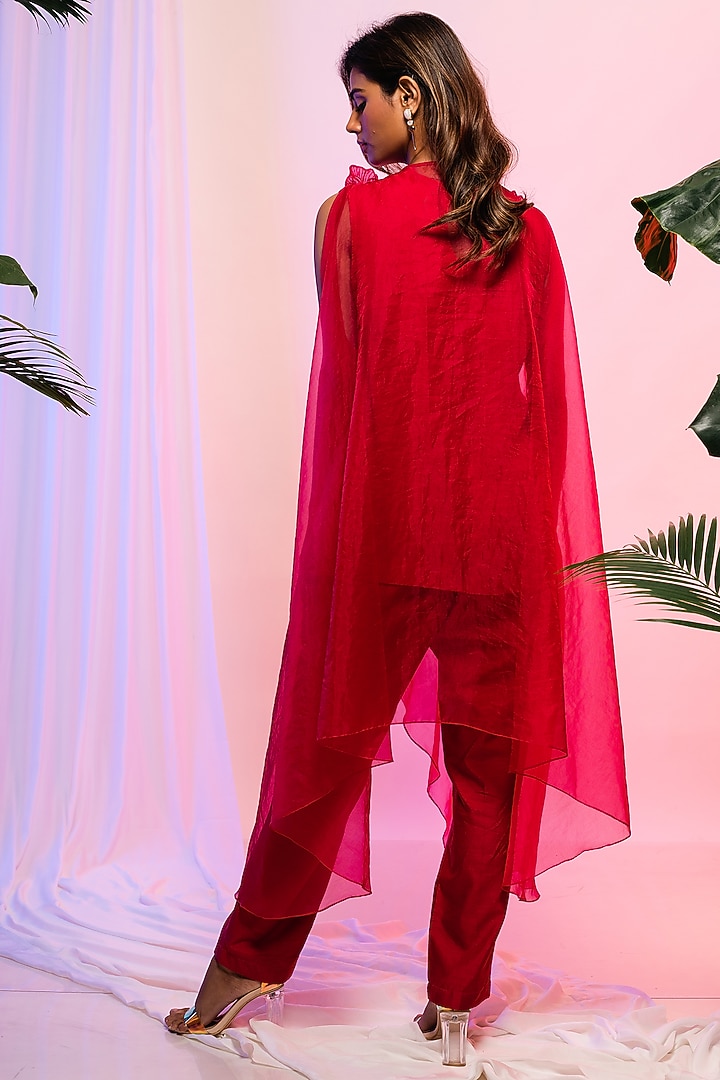 Cheshire Pink Organza Asymmetric Cape Set by Smriti by Anju Agarwal at Pernia's Pop Up Shop