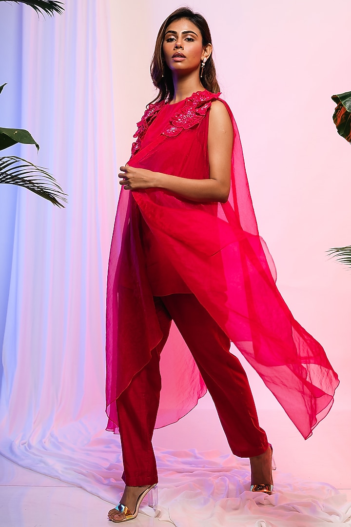 Cheshire Pink Organza Asymmetric Cape Set by Smriti by Anju Agarwal at Pernia's Pop Up Shop