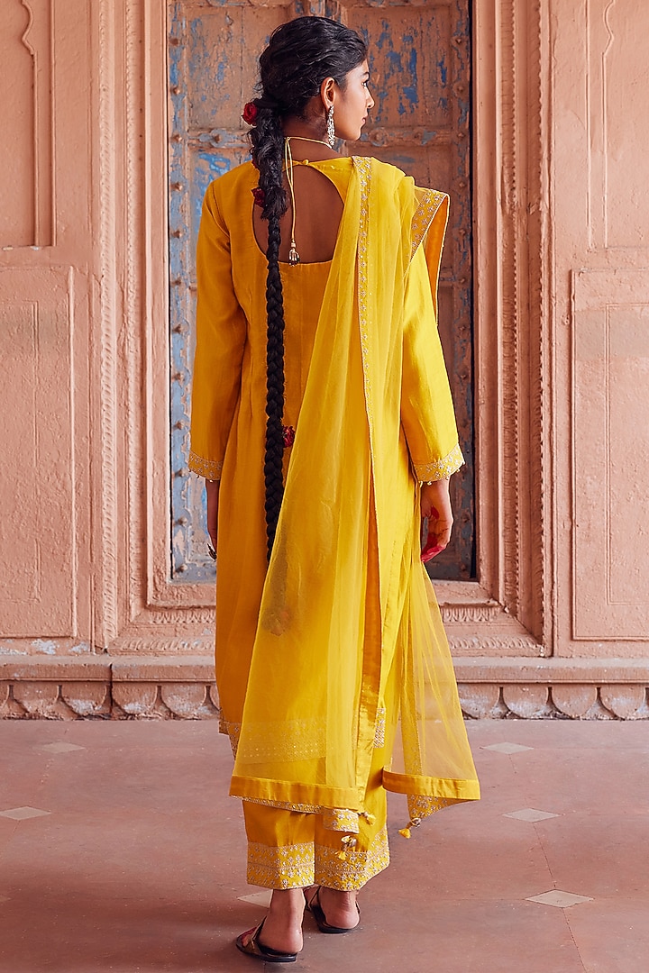 Yellow Chanderi Silk Embroidered Kurta Set by Seema Nanda at Pernia's Pop Up Shop