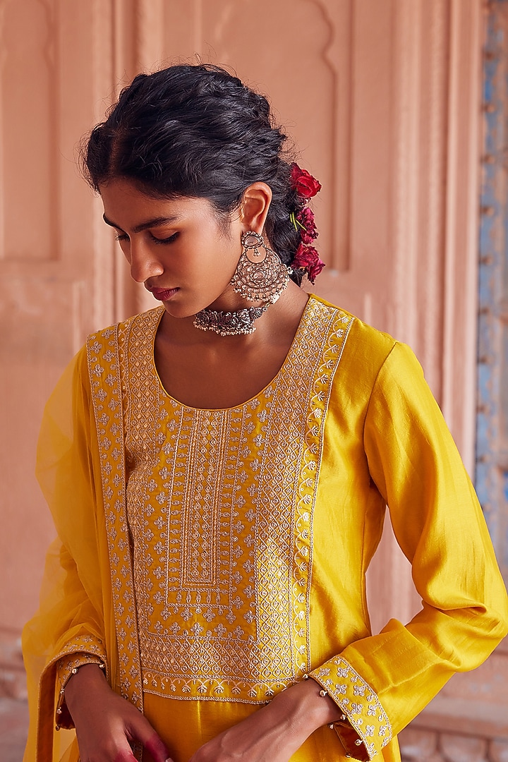 Yellow Chanderi Silk Embroidered Kurta Set by Seema Nanda at Pernia's Pop Up Shop