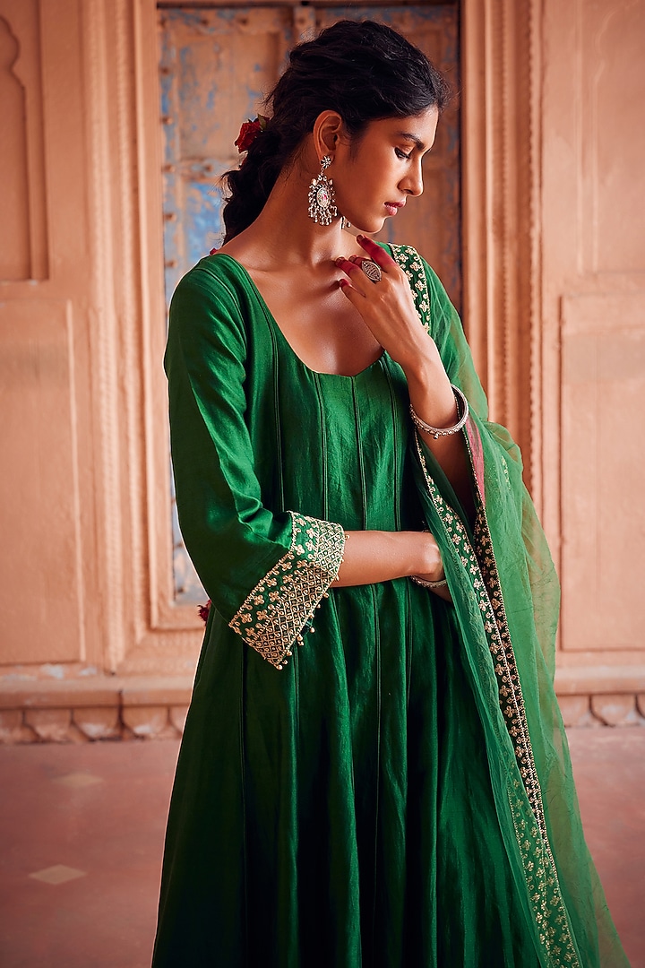 Green Chanderi Silk Embroidered Kalidar Kurta Set by Seema Nanda at Pernia's Pop Up Shop