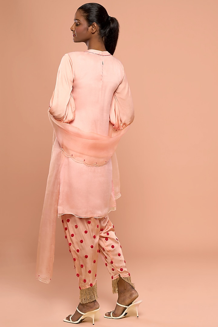 Peach Embroidered Kurta Set by Mayu Kothari at Pernia's Pop Up Shop