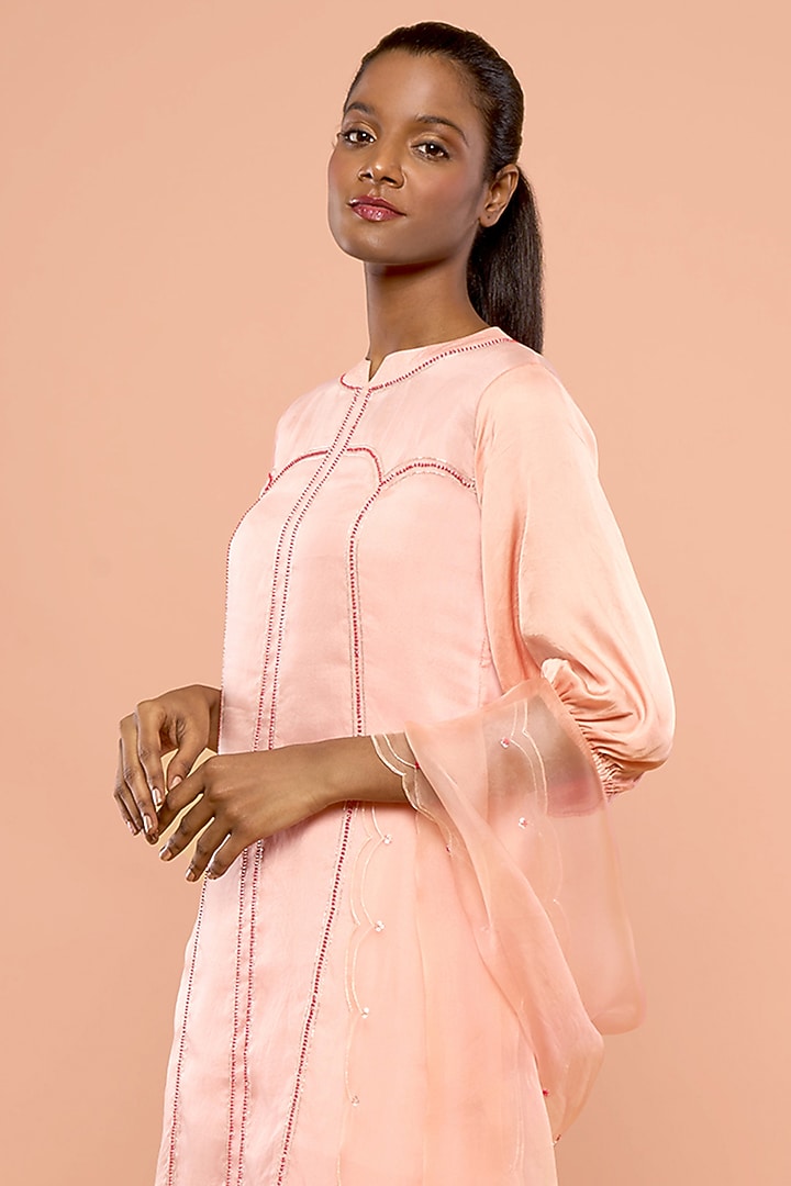 Peach Embroidered Kurta Set by Mayu Kothari at Pernia's Pop Up Shop