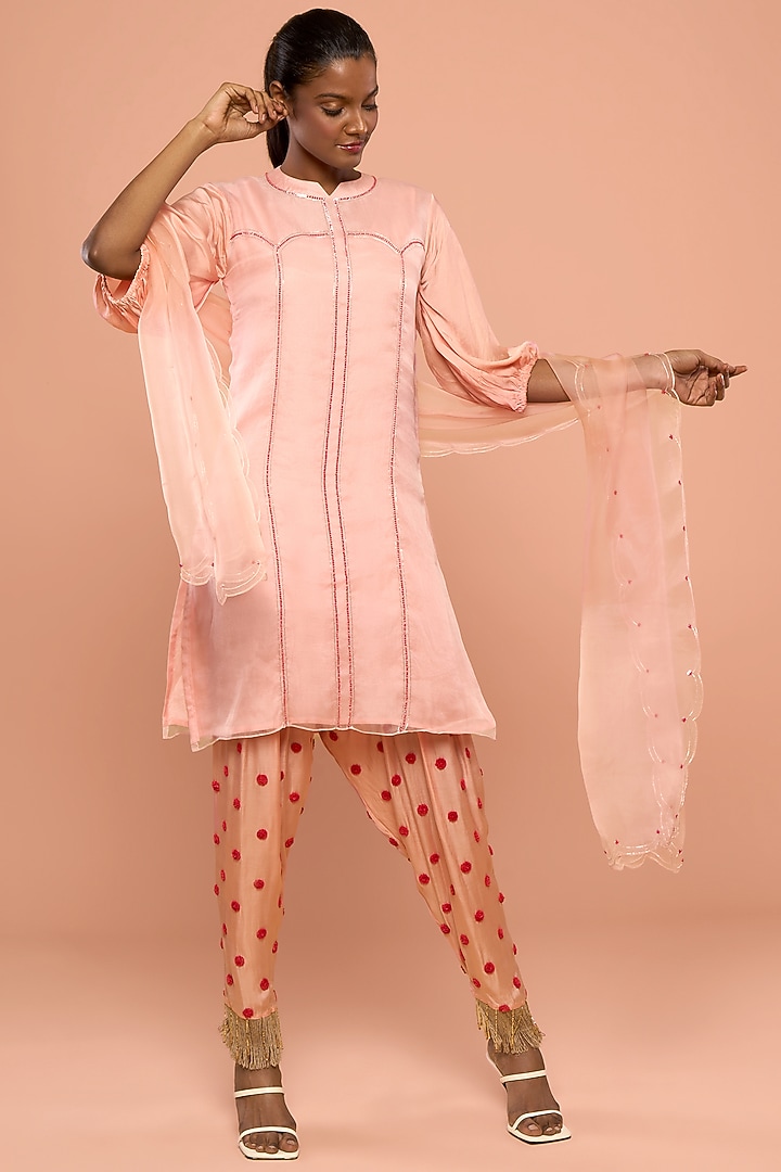 Peach Embroidered Kurta Set by Mayu Kothari at Pernia's Pop Up Shop