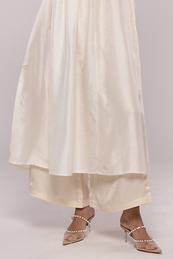 White Embroidered Kurta Set by Mayu Kothari at Pernia's Pop Up Shop
