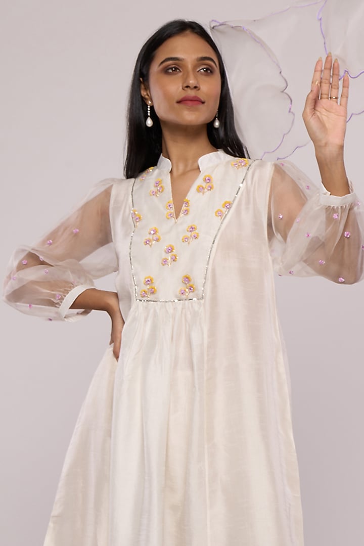 White Embroidered Kurta Set by Mayu Kothari at Pernia's Pop Up Shop