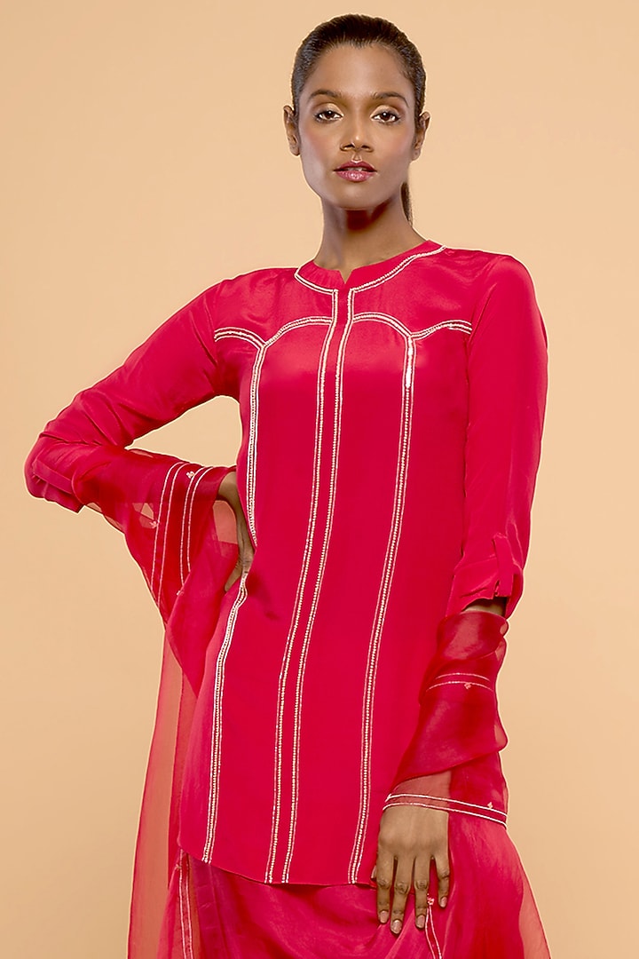 Red Pure Crepe & Organza Embroidered Kurta Set by Mayu Kothari at Pernia's Pop Up Shop