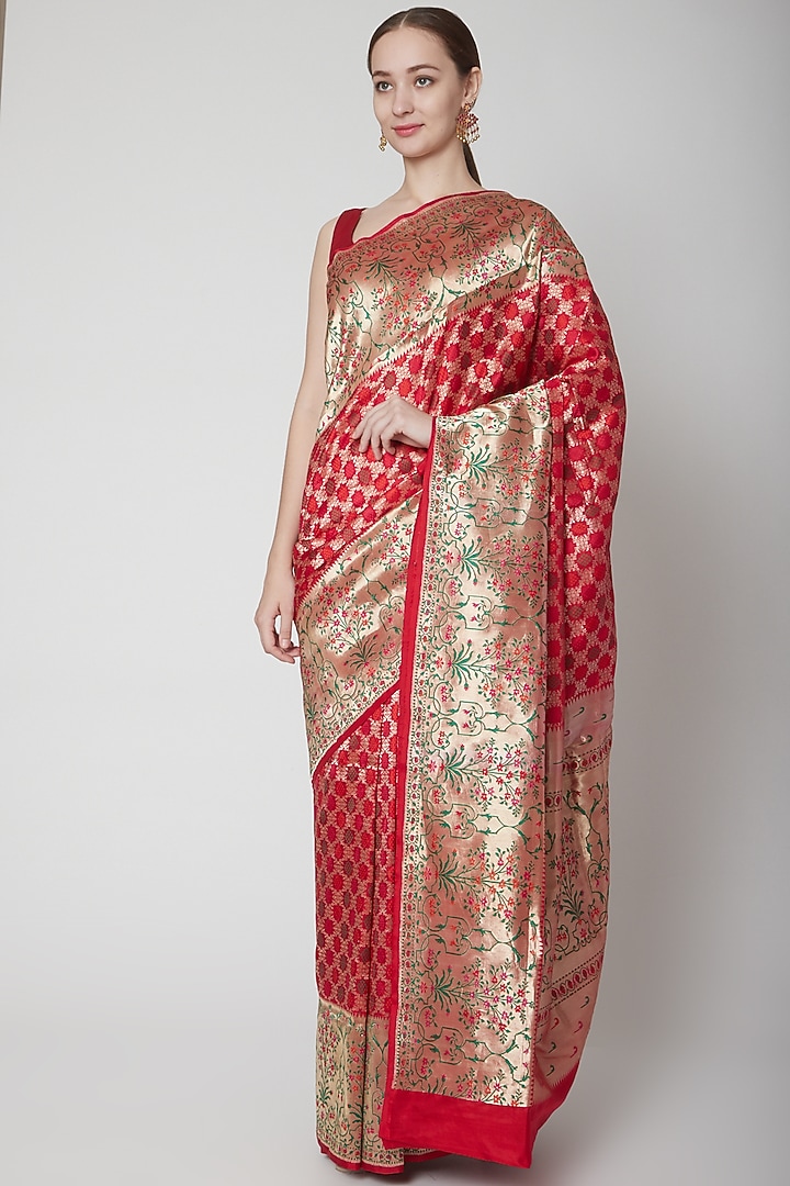 Red Handwoven Paithani Wedding Saree Set by Shanti Banaras at Pernia's Pop Up Shop