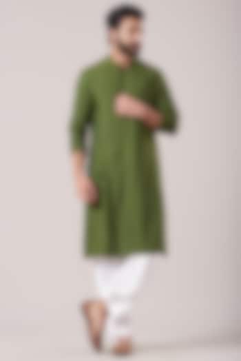 Mehendi Green Kurta Set by Soniya G Men at Pernia's Pop Up Shop