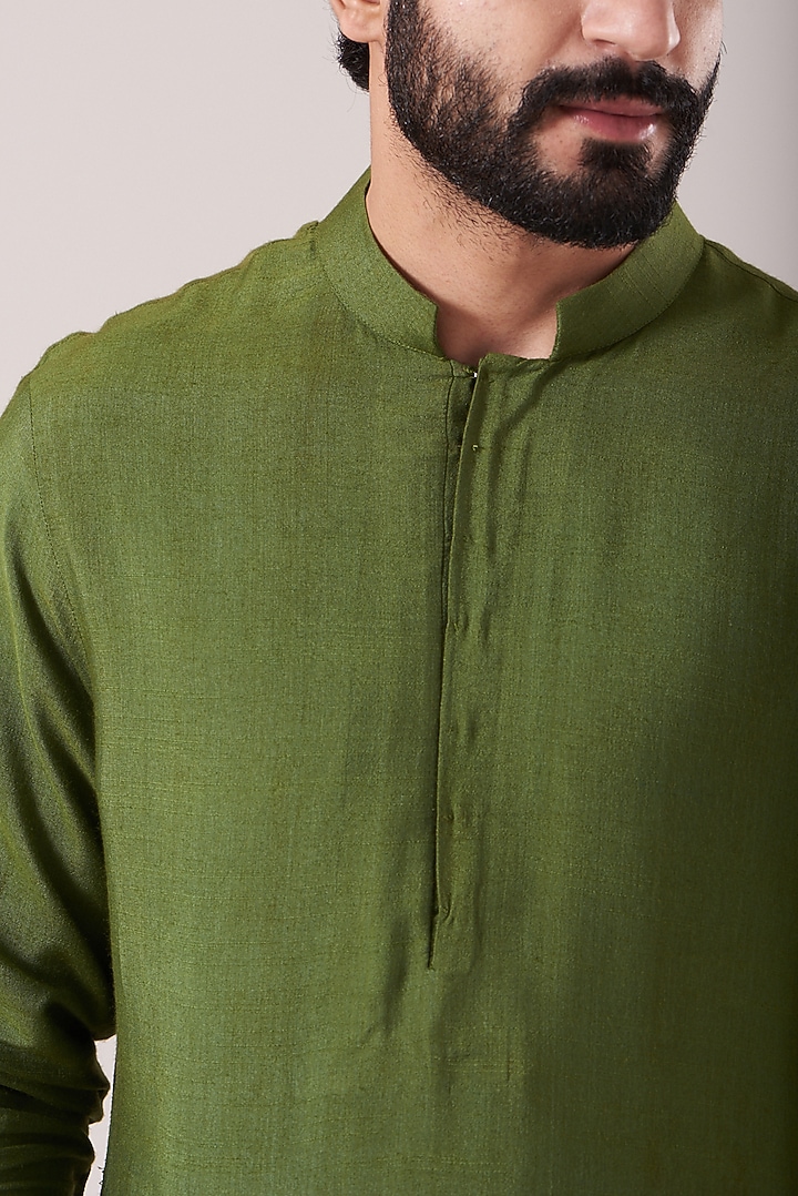 Mehendi Green Kurta Set by Soniya G Men at Pernia's Pop Up Shop