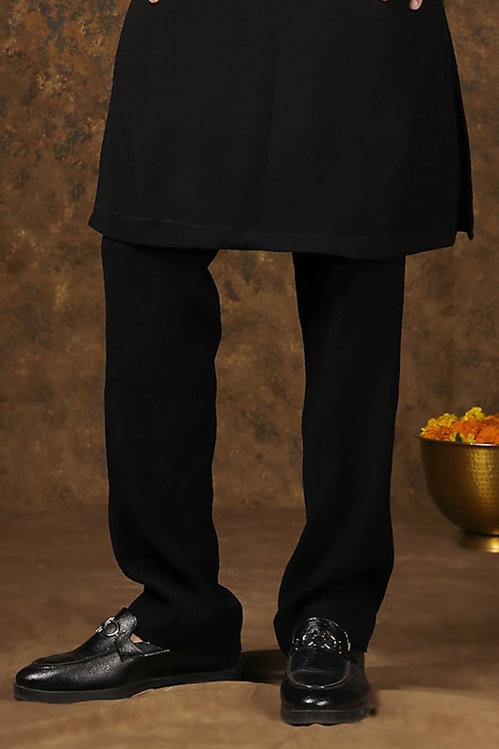 Black Japanese Fabric Threadwork Kurta Set by Soniya G Men at Pernia's Pop Up Shop