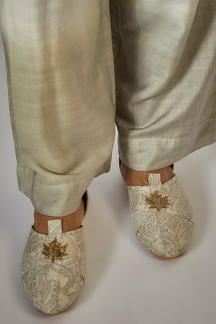 Ivory Chanderi Silk Printed & Embroidered Wedding Indowestern Set by Soniya G Men at Pernia's Pop Up Shop