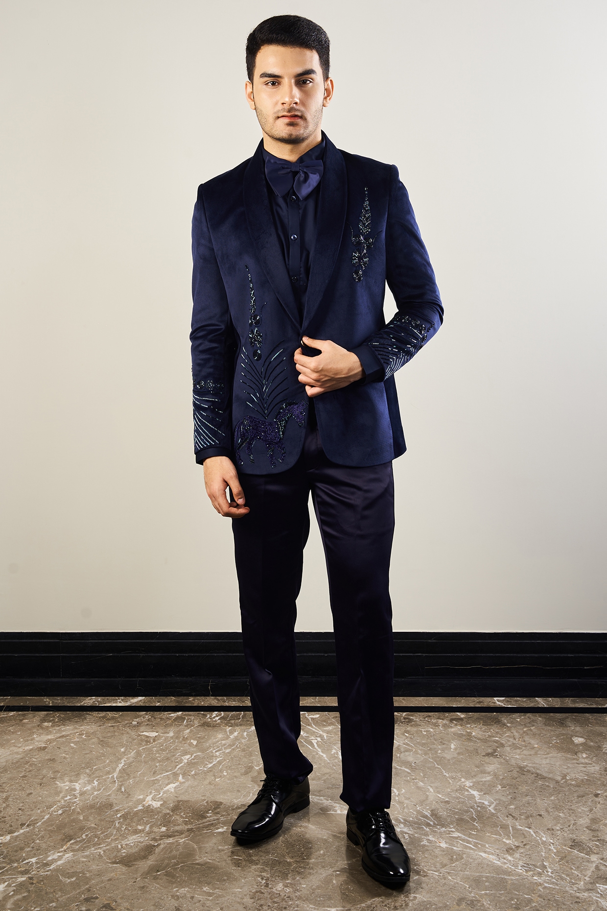 豊岡さん専用Tomorrowland Wool Silk Suit Set Up Navy Blue Silk Velvet Handwork Tuxedo Set by Soniya G Men at