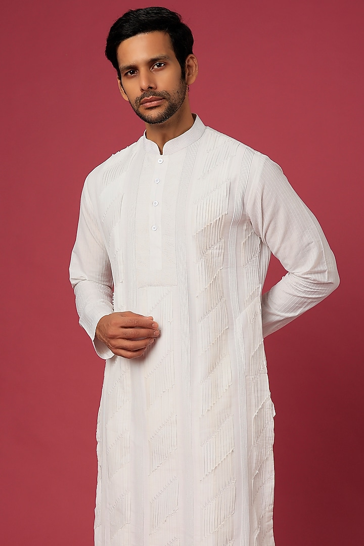 White Pintex Threadwork Pleated Kurta Set by Soniya G Men at Pernia's Pop Up Shop