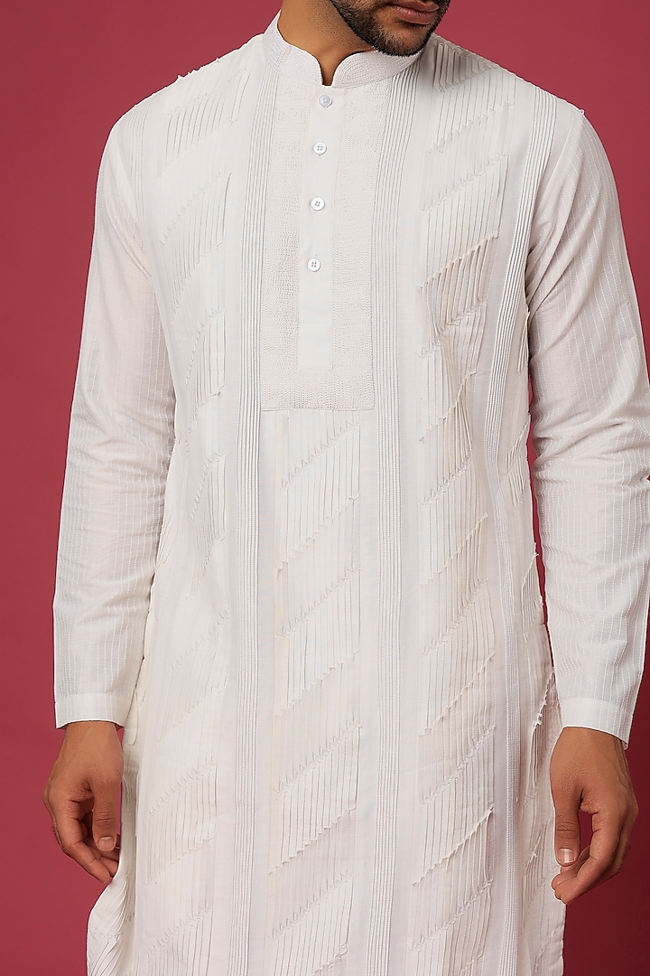 White Pintex Threadwork Pleated Kurta Set by Soniya G Men at Pernia's Pop Up Shop