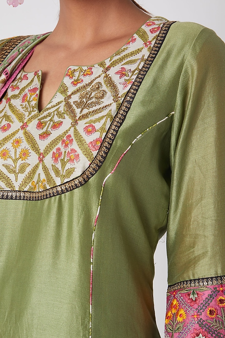 Olive Green Embroidered Kurta Set by Sunira at Pernia's Pop Up Shop