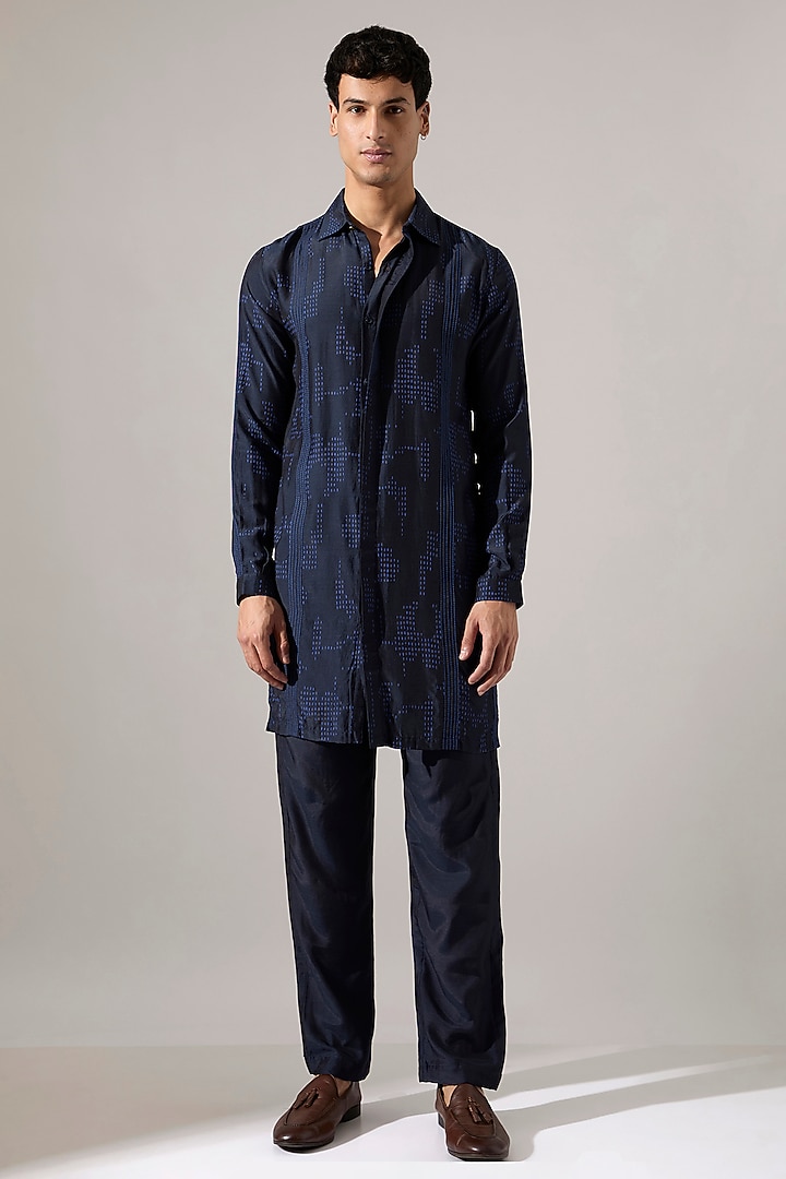 Navy Raw Silk Printed Kurta Set by Son Of A Noble SNOB Men at Pernia's Pop Up Shop