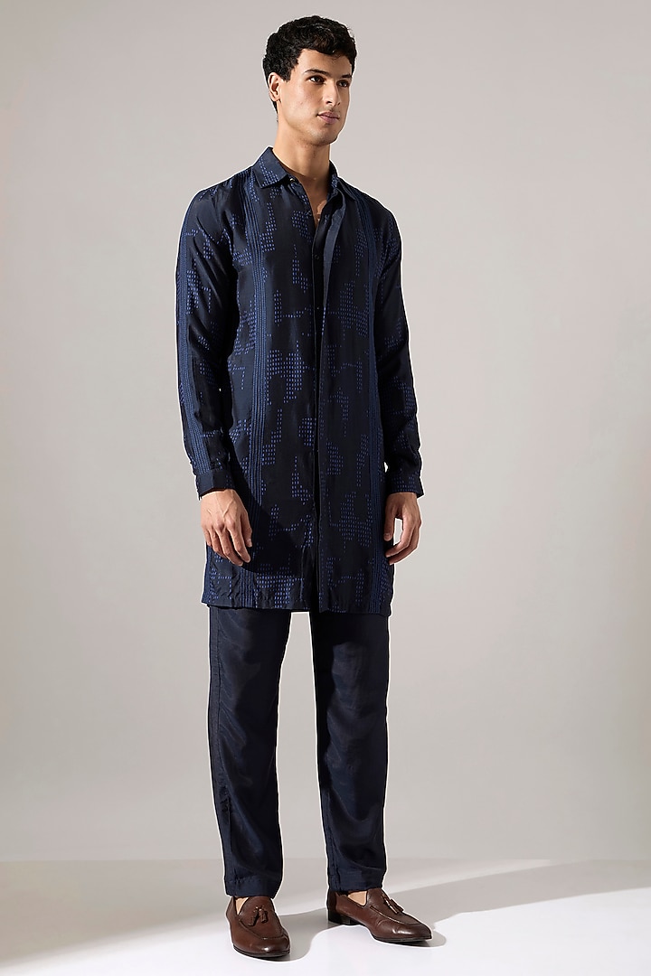 Navy Raw Silk Printed Kurta Set by Son Of A Noble SNOB Men at Pernia's Pop Up Shop
