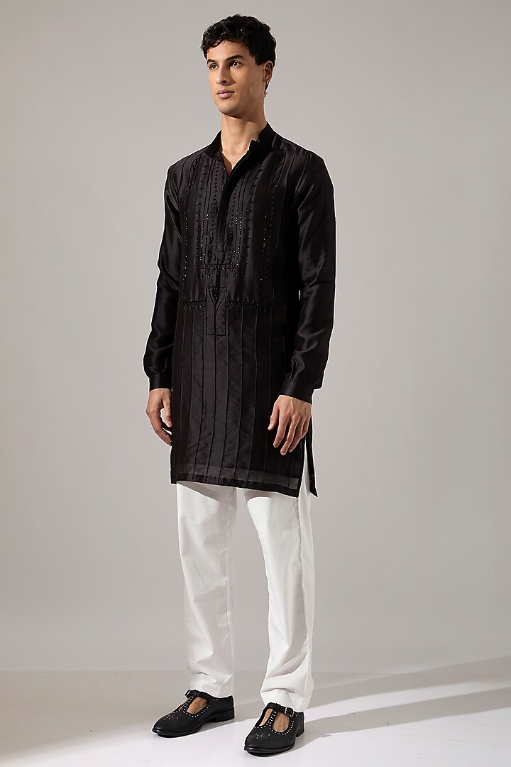 Black Chanderi Hand Embroidered Kurta Set by Son Of A Noble SNOB Men at Pernia's Pop Up Shop