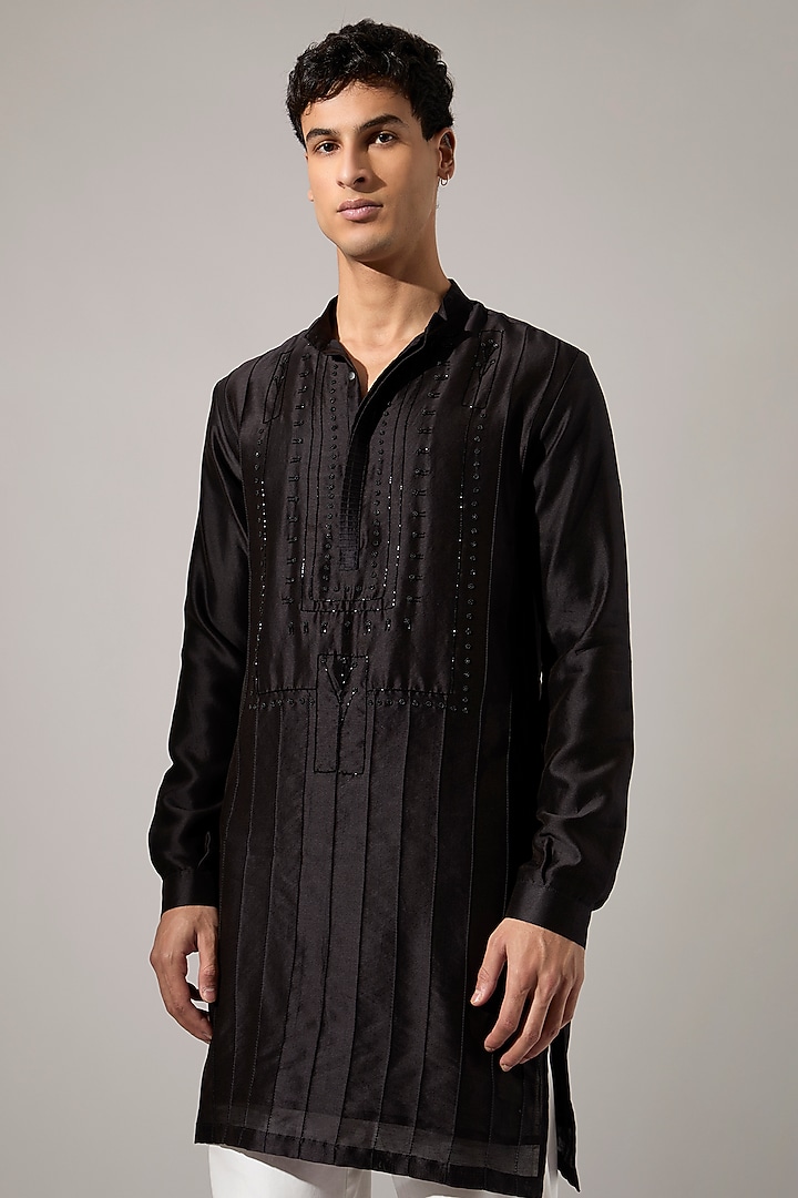 Black Chanderi Hand Embroidered Kurta Set by Son Of A Noble SNOB Men at Pernia's Pop Up Shop