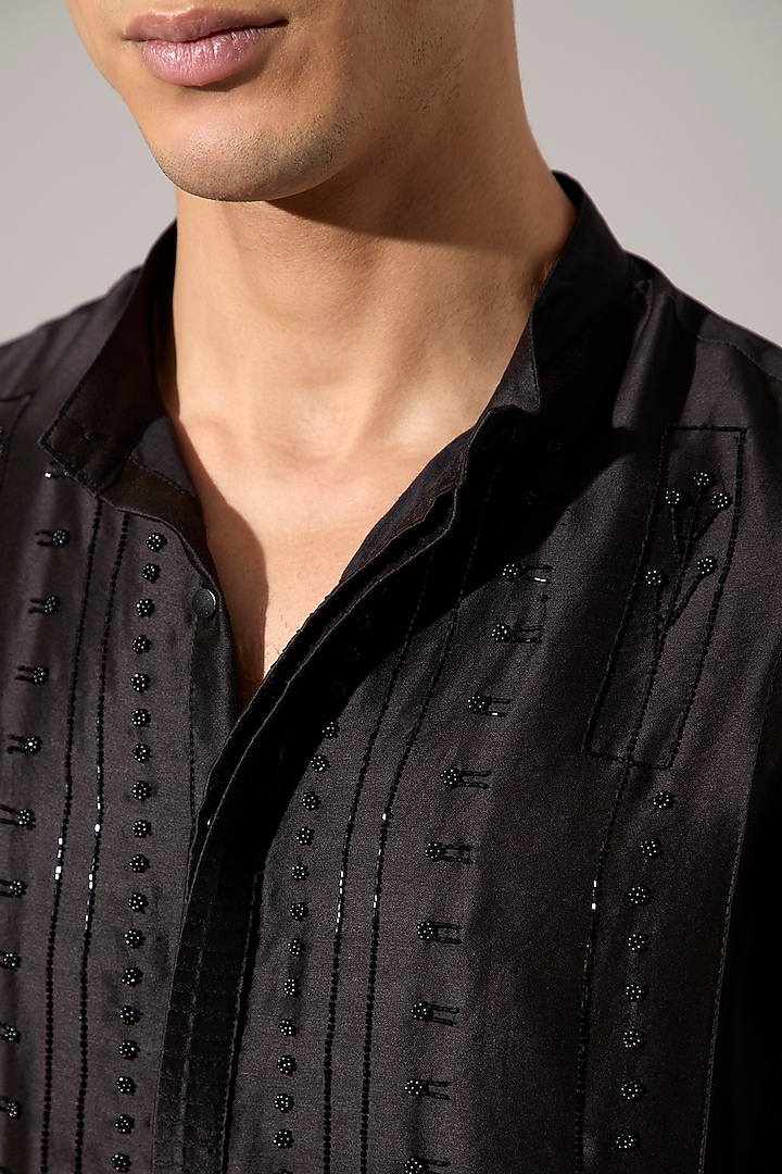 Black Chanderi Hand Embroidered Kurta Set by Son Of A Noble SNOB Men at Pernia's Pop Up Shop
