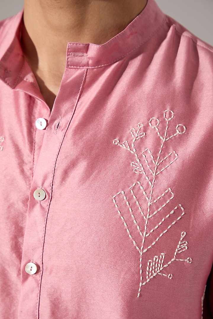 Pink Chanderi Hand Embroidered Kurta Set by Son Of A Noble SNOB Men at Pernia's Pop Up Shop