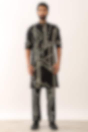 Black Linen Printed Kurta Set by Son Of A Noble SNOB Men at Pernia's Pop Up Shop