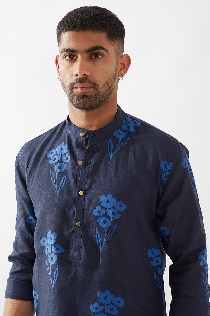 Navy Linen Printed Kurta by Son Of A Noble SNOB Men at Pernia's Pop Up Shop